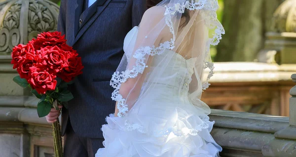 Mariée et marié tenant bouquet nuptial — Photo