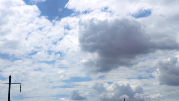 具有天空背景的高压塔. — 图库视频影像