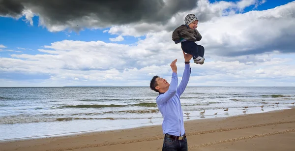 Pai e filho se divertindo praia de areia branca — Fotografia de Stock