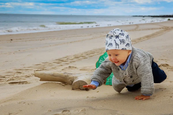 Bonito menino brincando com brinquedos de praia — Fotografia de Stock