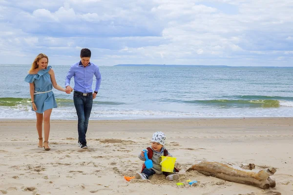 Família radiante na praia — Fotografia de Stock