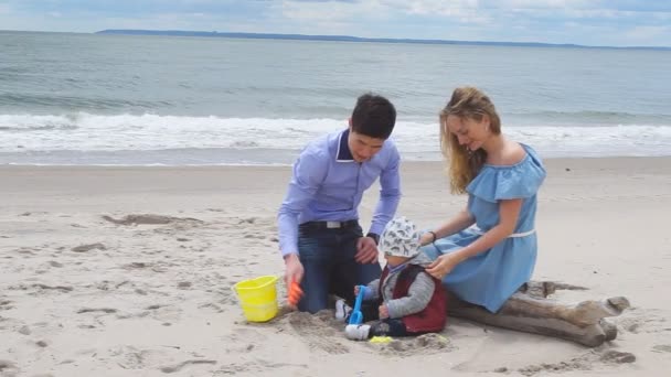 Promienna rodzina na plaży — Wideo stockowe