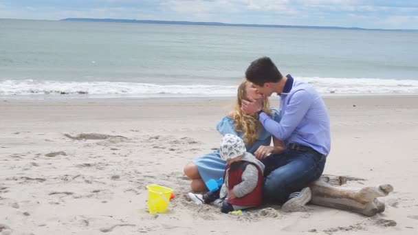 Strålande familjen på stranden — Stockvideo