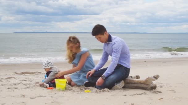 Promienna rodzina na plaży — Wideo stockowe