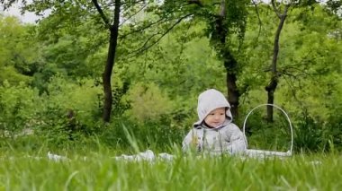 Baba ile oğlu parkta oynarken