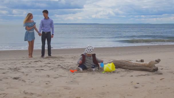 Promienna rodzina na plaży — Wideo stockowe