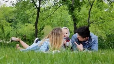 veliler ile parkta çim