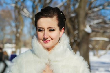 Düğün Fotoğraf oturumu karlı bir parkta.