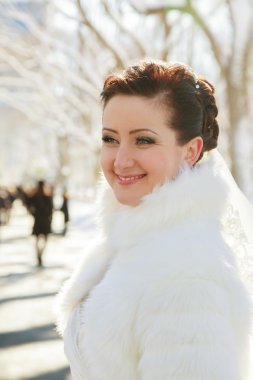 Düğün Fotoğraf oturumu karlı bir parkta.