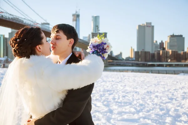 Braut und Bräutigam auf dem Hintergrund der Brooklyn Bridge — Stockfoto