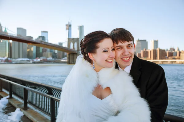 Braut und Bräutigam auf dem Hintergrund der Brooklyn Bridge — Stockfoto