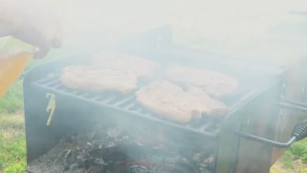 Soczysty stawki gotowanie na Grill grilla na zewnątrz wsi mięsa dymu — Wideo stockowe