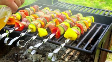 Barbekü. Şiş kebap sıcak ızgara ızgara biber ile
