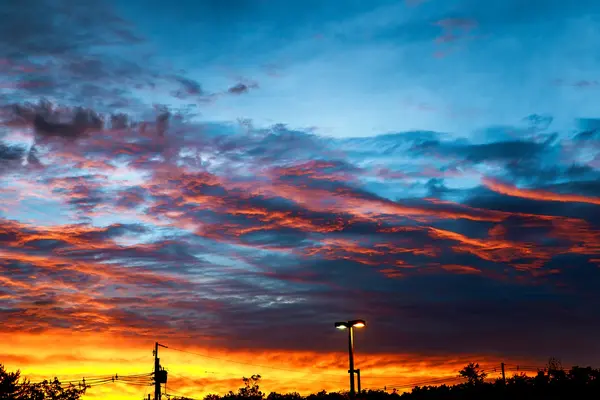 Brillante colorido atardecer hermosas nubes — Foto de Stock