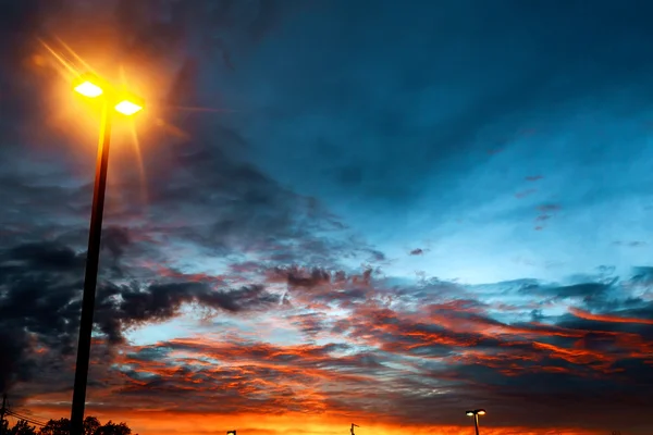 Brilhante colorido pôr do sol belas nuvens — Fotografia de Stock