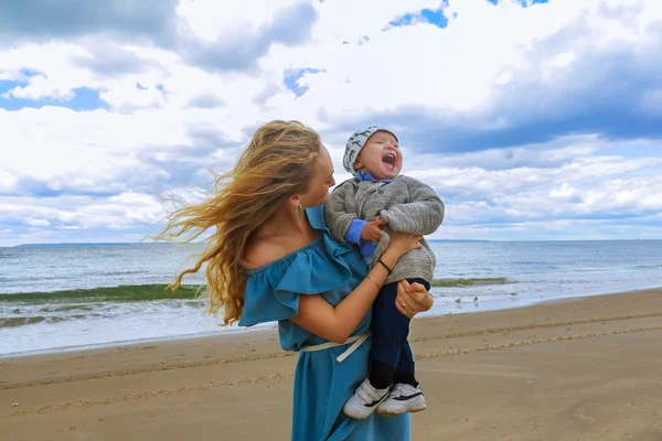 Família feliz mãe brincando com o filho na praia — Fotografia de Stock
