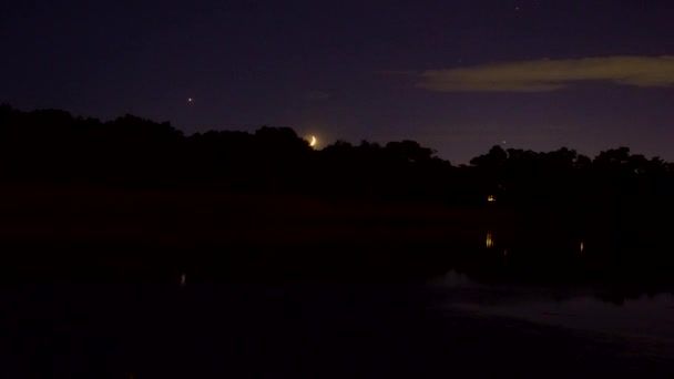 Nacht maan en moonbeam de maan op de horizon — Stockvideo