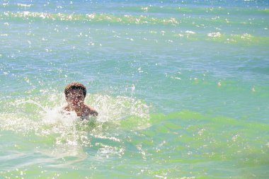 adam okyanus su yüzme