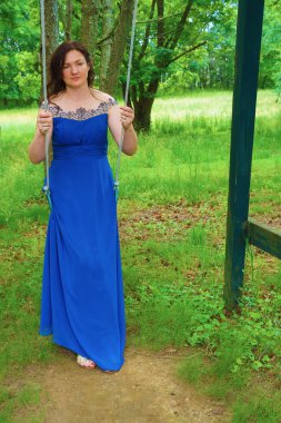 salıncak üzerinde genç kadın