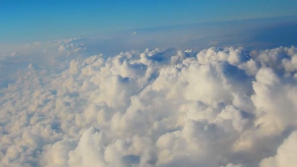 Flying door witte wolken overdag — Stockvideo