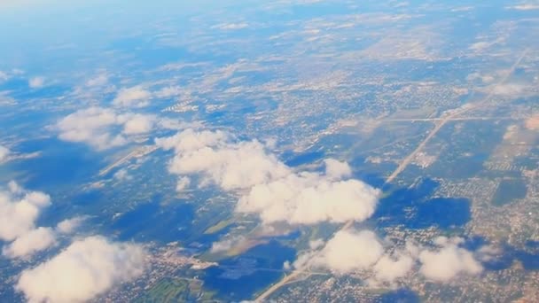 Volando a través de nubes blancas durante el día — Vídeos de Stock