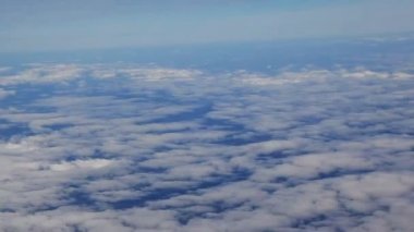 Bulutların üzerinde hava yoluyla seyahat. Bir uçak pencereden görüntüleyin. Uçan Akdeniz