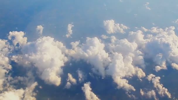 เดินทางทางทางอากาศเหนือเมฆ มองผ่านหน้าต่างเครื่องบิน บินข้ามทะเลเมดิเตอร์เรเนียน — วีดีโอสต็อก