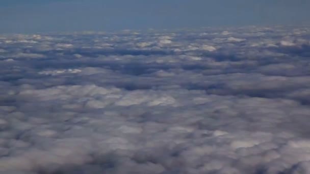 Viajando por el aire sobre las nubes. Vista a través de una ventana de avión. Volando sobre el Mediterráneo — Vídeos de Stock