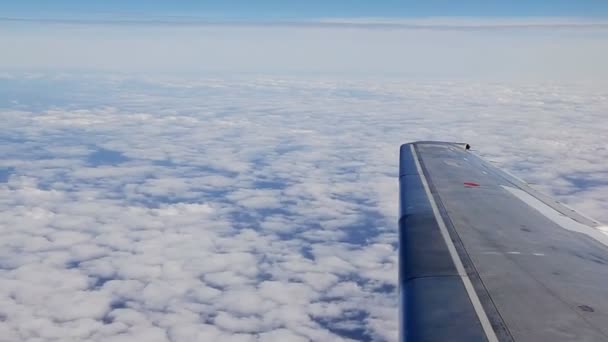 Viajando por el aire sobre las nubes. Vista a través de una ventana de avión. Volando sobre el Mediterráneo — Vídeos de Stock
