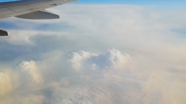 Reisen, Tourismus, Zielkonzept. Flügel eines Flugzeugs, das über den Wolken am blauen Himmel fliegt. hd, — Stockvideo