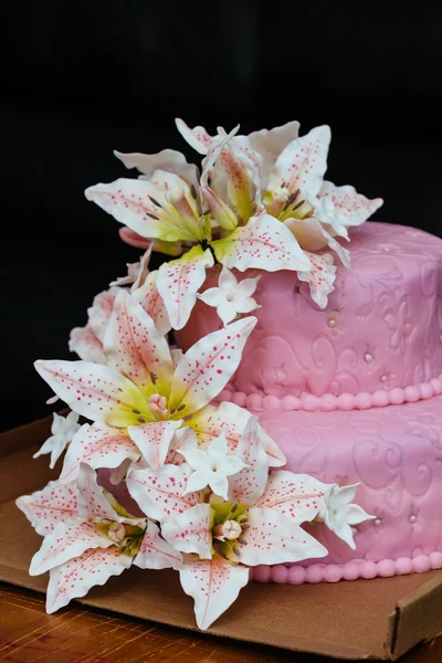粉色婚礼蛋糕百合花卉礼帽 — 图库照片