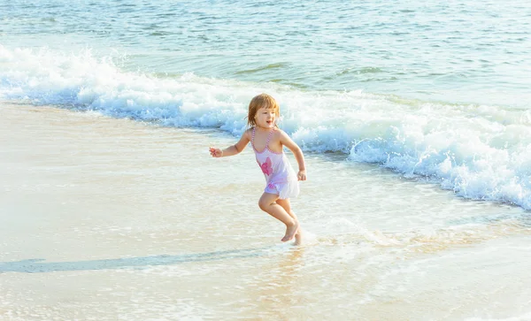 Linda menina no oceano — Fotografia de Stock