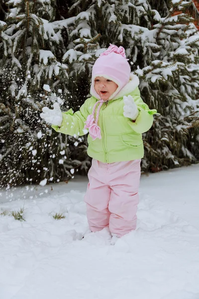 Дівчина грає зі снігом у парку — стокове фото