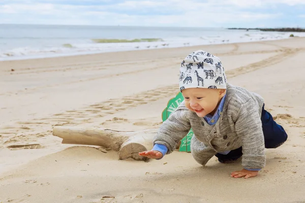 Menino na praia, brincando — Fotografia de Stock