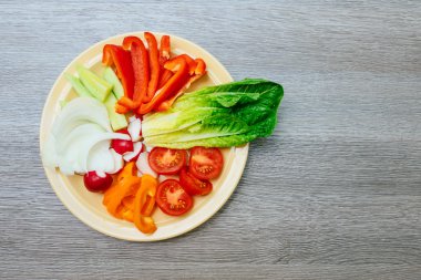 Kırmızı lahana, salatalık, turp, havuç, tatlı biber taze sebze salatası,