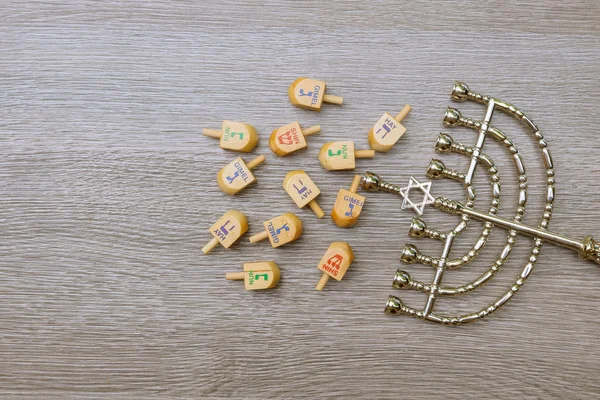 Menorah en la mesa de madera. Hanukkah símbolo . —  Fotos de Stock