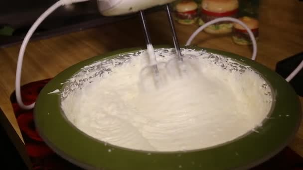 搅打鸡蛋用金属拂尘在糕点面包店 — 图库视频影像
