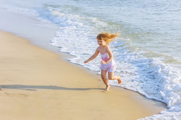 Menina brincando no oceano — Fotografia de Stock