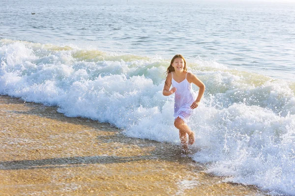 Menina feliz nadando na água — Fotografia de Stock