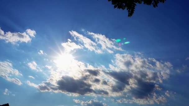 Verão céu sol brilhante e movendo nuvens passando — Vídeo de Stock