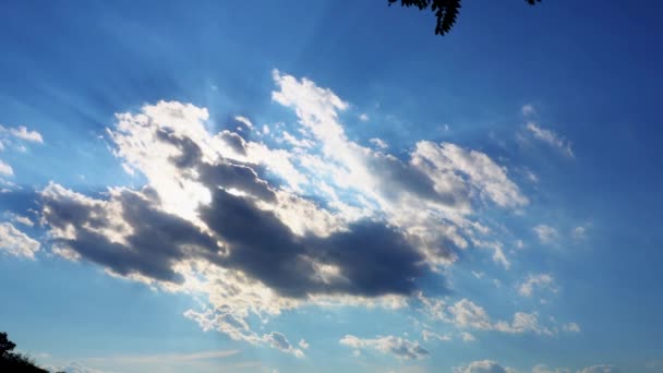 Sky zomerzon schijnt en bewegende wolken passeren — Stockvideo