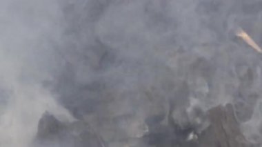 Barbekü kömür parlayan ve köz yakın makro kadar yanan