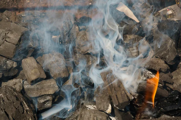Glödande kol i en barbeque kol brandrök — Stockfoto