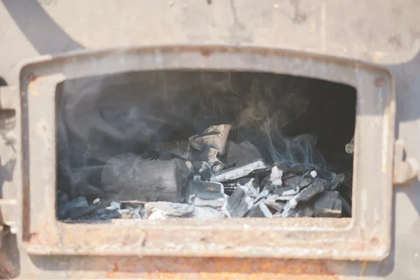Світле вугілля в барбекю вогняний дим — стокове фото