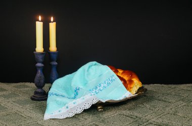 Sabbath görüntü. Challah ekmek, sabbath şarap ve ahşap masa üzerinde görebiliyorum. Glitter yerleşimi