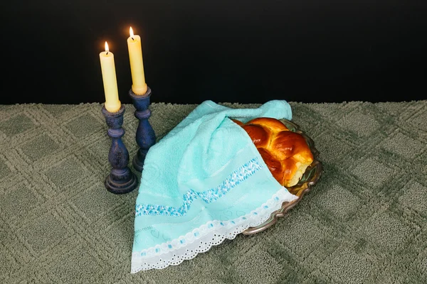 Imagen del sábado. Pan de jalá, vino de sábado y candelas sobre mesa de madera. recubrimiento de purpurina — Foto de Stock