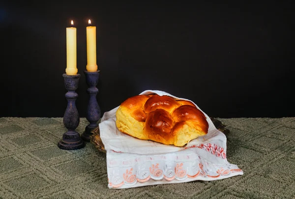 Afbeelding van de Sabbat. Challah brood, wijn van de Sabbat en candela op houten tafel. glitter overlay — Stockfoto