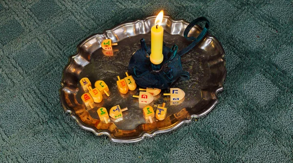 Imagen del sábado. Pan de jalá y candelas sobre mesa de madera — Foto de Stock