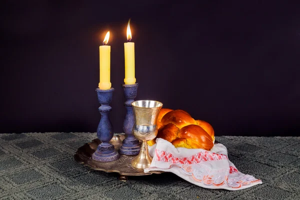 Imagem de sábado. Pão de chalá e candelas na mesa de madeira — Fotografia de Stock