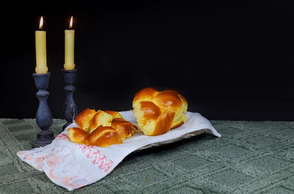 Imagen del sábado. Pan de jalá y candelas sobre mesa de madera —  Fotos de Stock